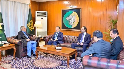 Pakistan Dışişleri Bakanı Dar, Büyükelçi Neziroğlu’nu kabul etti