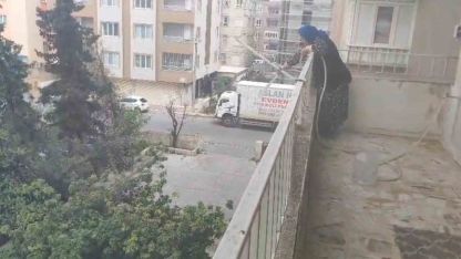 Park halinde alev alan aracı yaşlı kadın balkondan söndürmeye çalıştı