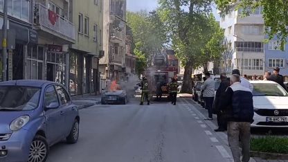 Park halindeki otomobil alev alev yandı