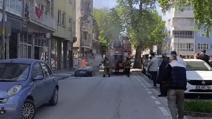 Park halindeki otomobil alev alev yandı