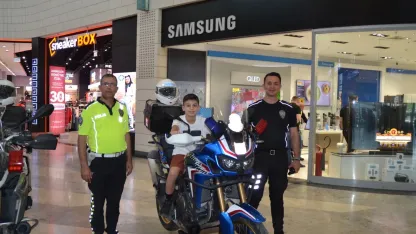 Polis, çocukları motosiklete bindirip çeşitli hediyeler dağıttı