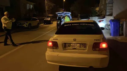 Polisi görünce aracını çalışır vaziyette bırakıp kaçtı