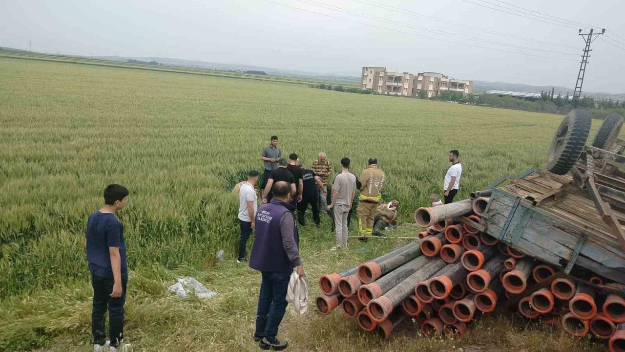 Römork devrildi, 4 kişi tarlaya uçtu