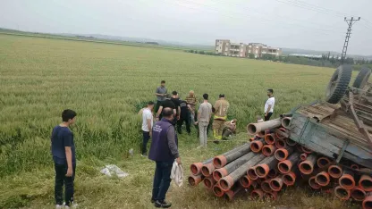 Römork devrildi, 4 kişi tarlaya uçtu