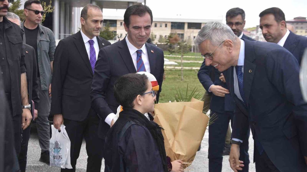 Sağlık Bakanı Memişoğlu: "Bitlis’ten başka ile hasta gitmesini engelleyecek şekilde bütün planlamalarımızı yapacağız"
