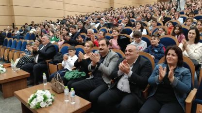 Sahnede öğrencileriyle şarkı söyleyen okul müdürü sosyal medyayı salladı