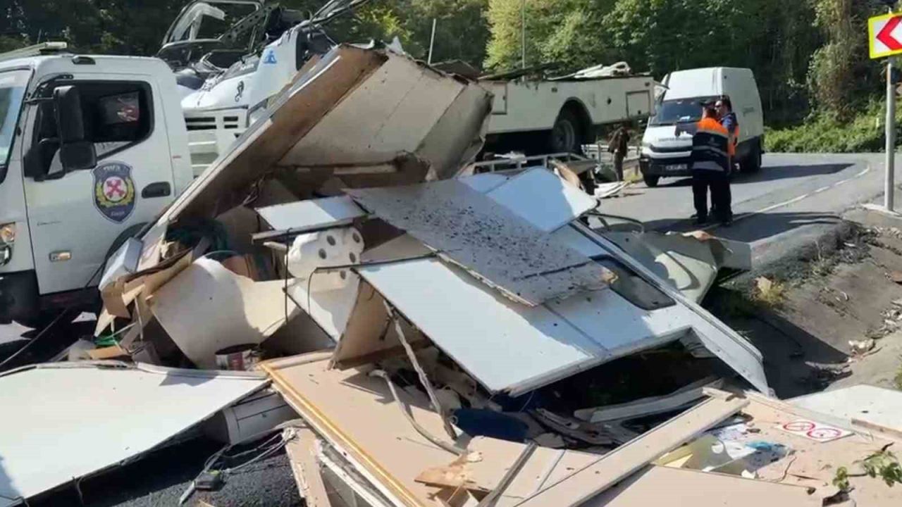 Sarıyer’de bariyerlere çarpan karavan paramparça oldu, sürücü hayatını kaybetti