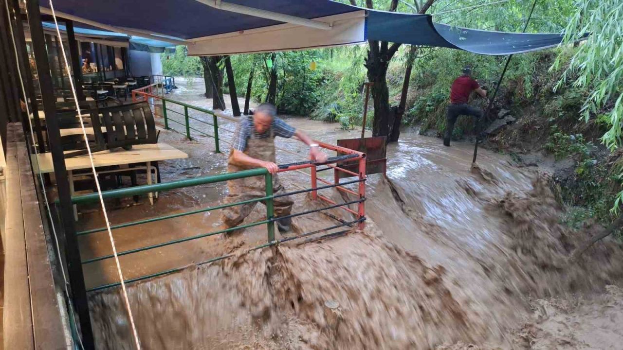 Sel Çağlayan’ı vurdu, turizm beldesinde hasar oluştu