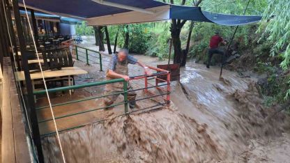 Sel Çağlayan’ı vurdu, turizm beldesinde hasar oluştu