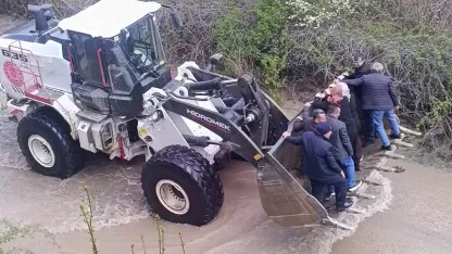 Sel yolları kapattı, cenaze yakınları kepçe ile taşındı