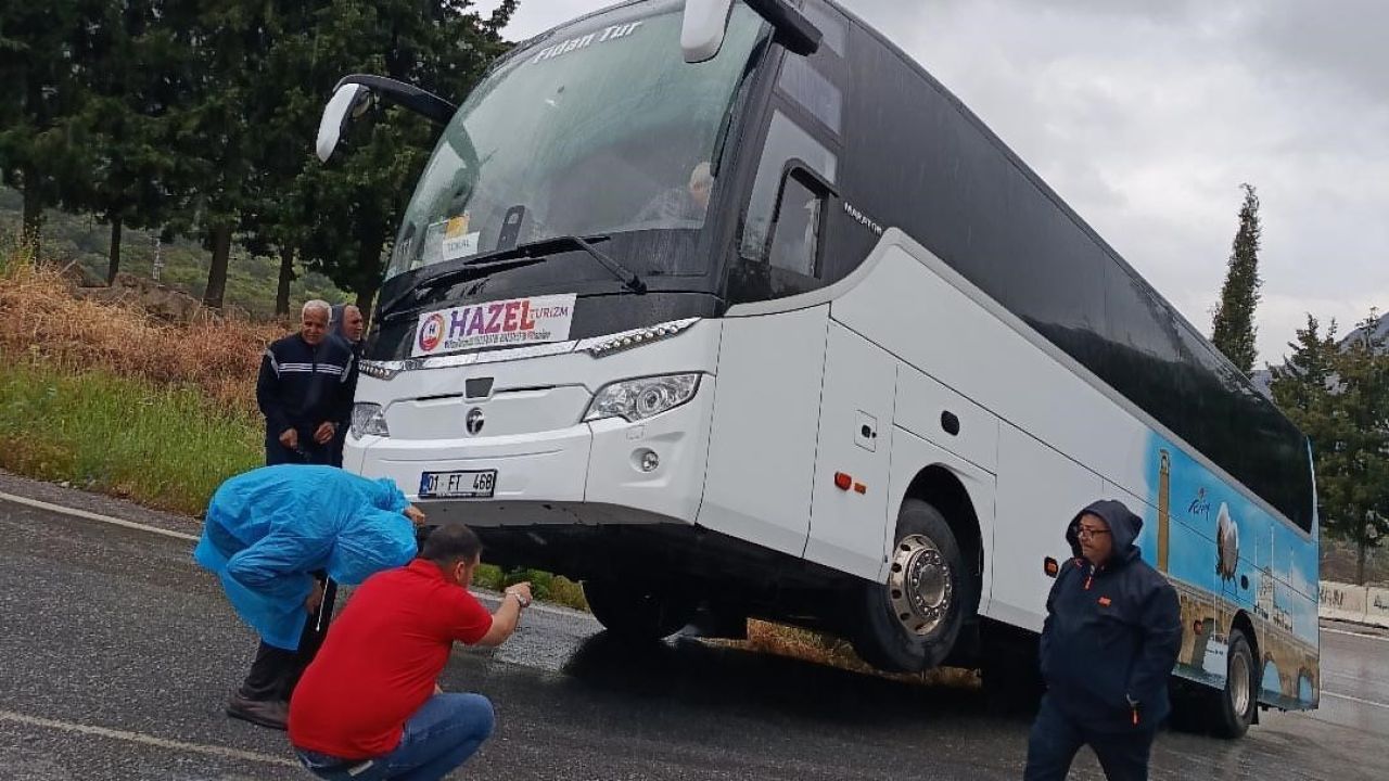 Selçuk’ta rampayı çıkamayan tur otobüsü şarampole kaydı