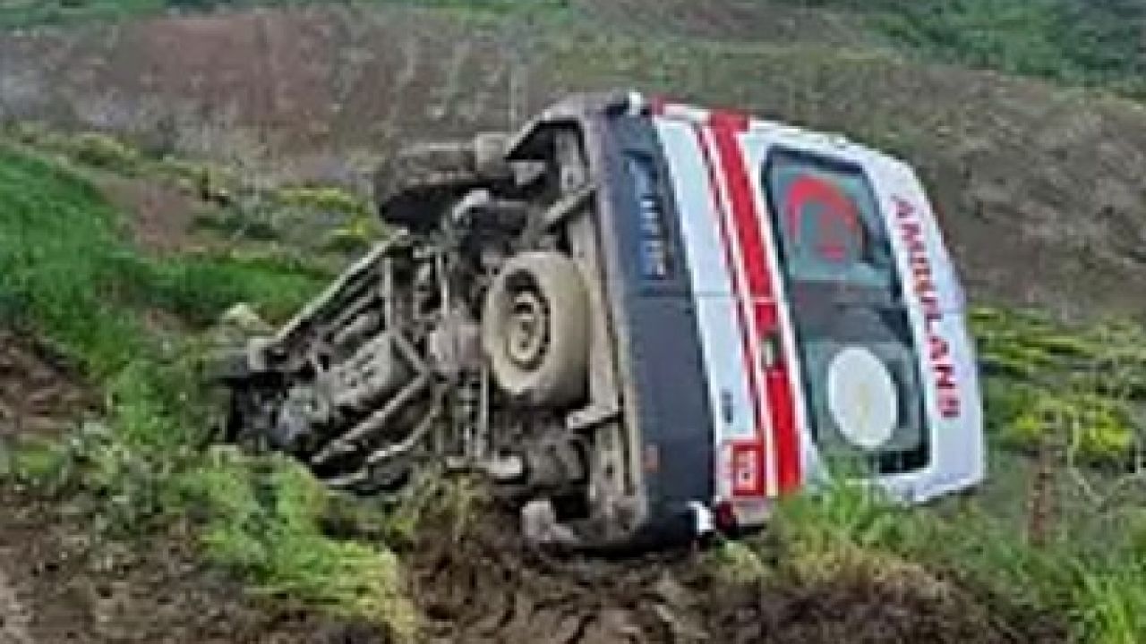 Siirt’te ambulans şarampole devrildi: 3 sağlık personeli yaralandı