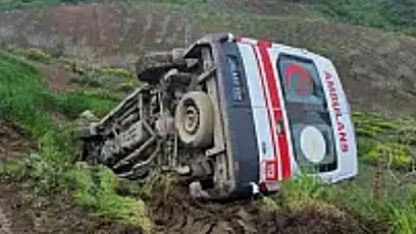 Siirt’te ambulans şarampole devrildi: 3 sağlık personeli yaralandı
