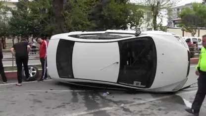 Siirt’te otomobil refüje çarptı: 3 yaralı