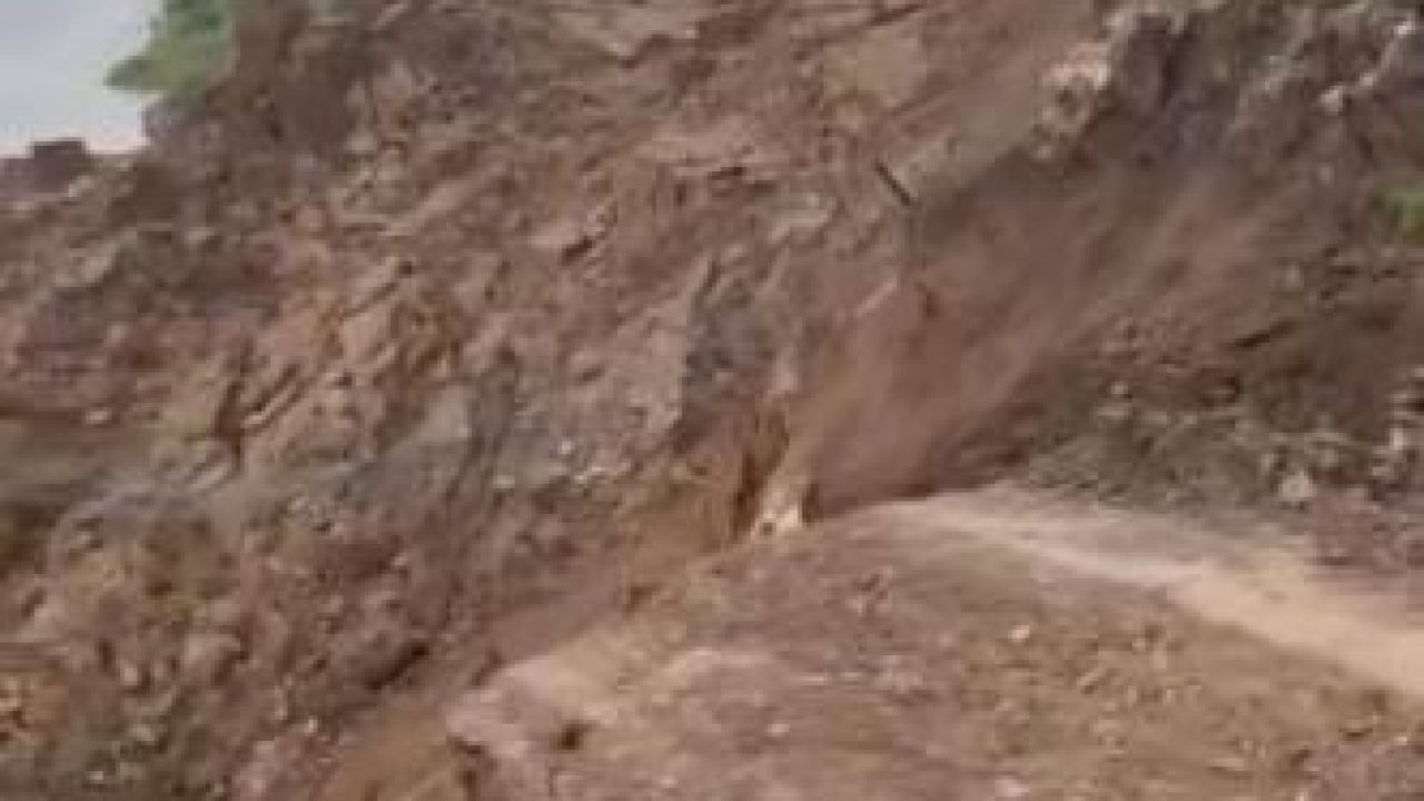 Siirt’te toprak kayması köylüleri tedirgin ediyor
