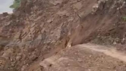 Siirt’te toprak kayması köylüleri tedirgin ediyor