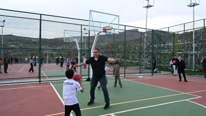 Şırnak polisinden gönülleri ısıtan sokak sporu