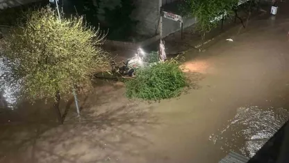 Siverek’te dolu ve sağanak hayatı felç etti