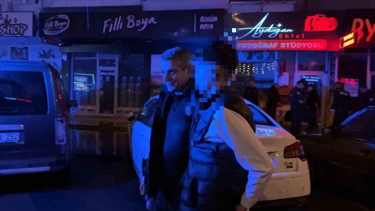 Sokak ortasında tüfekle dolaşan çocuk, kovalamaca sonucu yakalandı