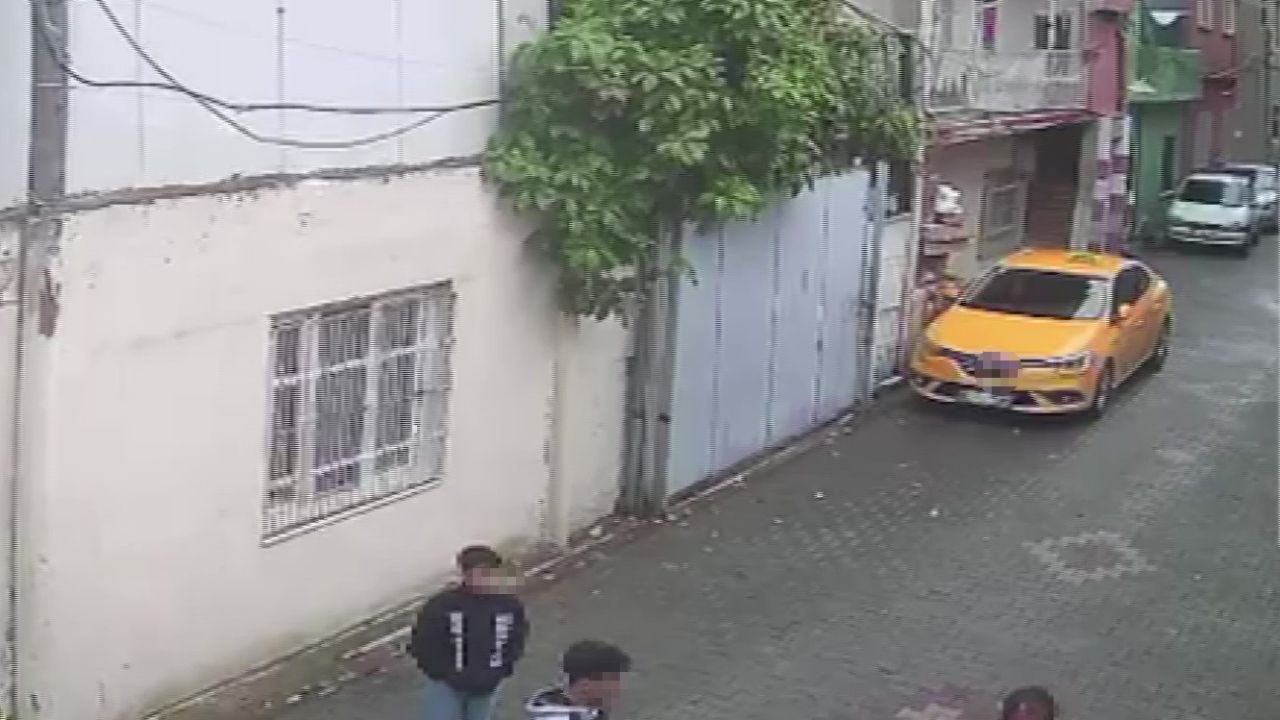 Sokakta yaşayan adamı yumruklayan çocuğa ev hapsi cezası