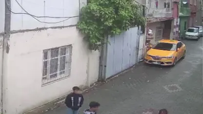 Sokakta yaşayan adamı yumruklayan çocuğa ev hapsi cezası