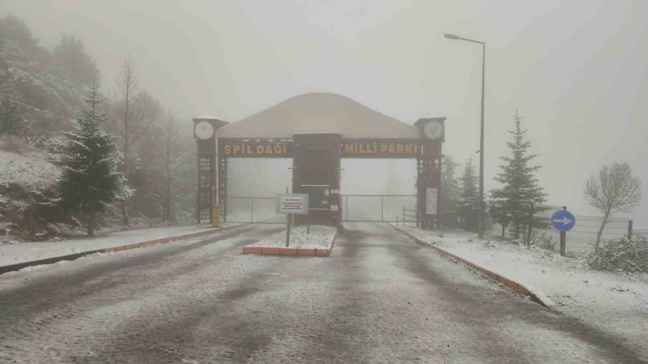 Spil Dağı’na Mayıs ayında kar yağdı