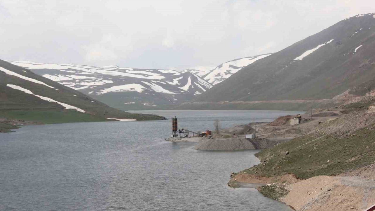 Su tutmaya başlayan Ünlendi Barajı çevresindeki köyler için 134 kilometrelik yeni yol yapılacak