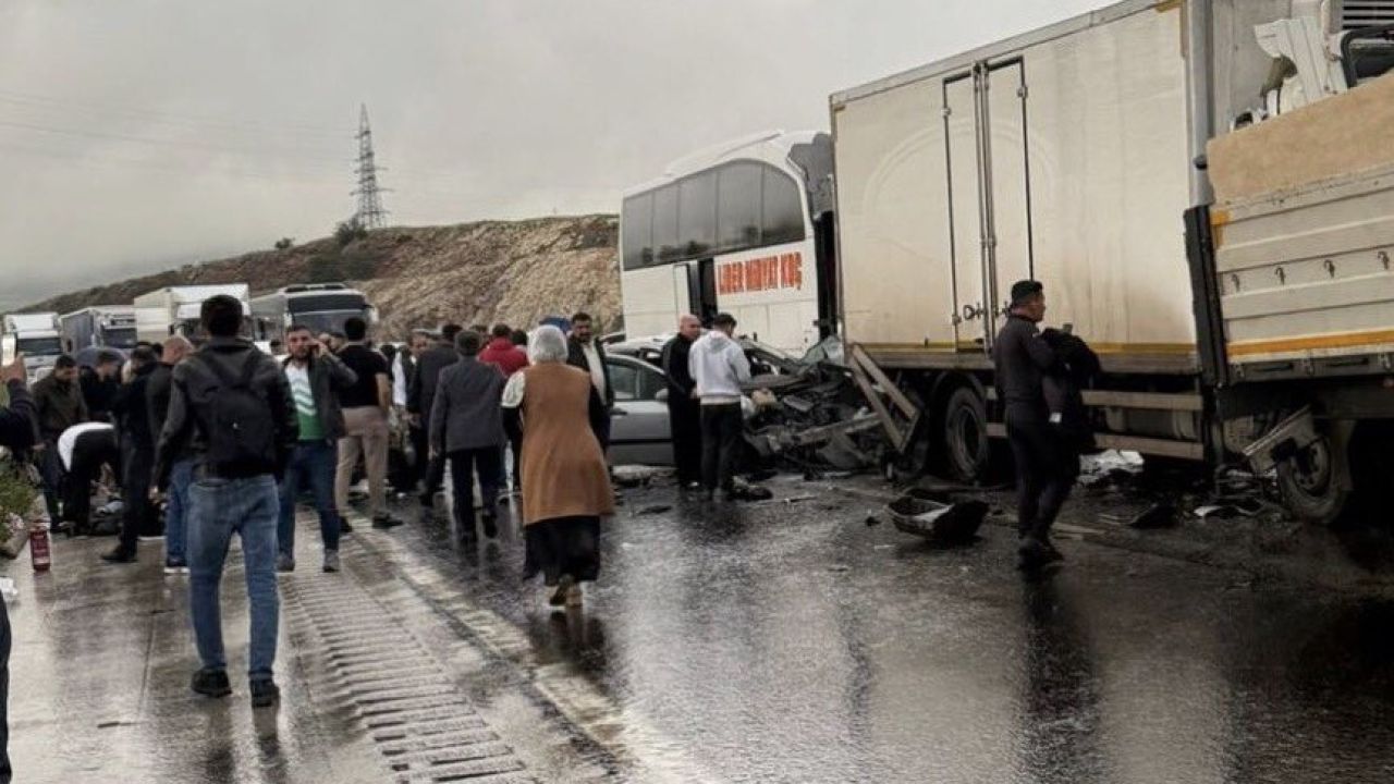 TAG Otoyolu’nda zincirleme trafik kazası: 1’i ağır 5 yaralı