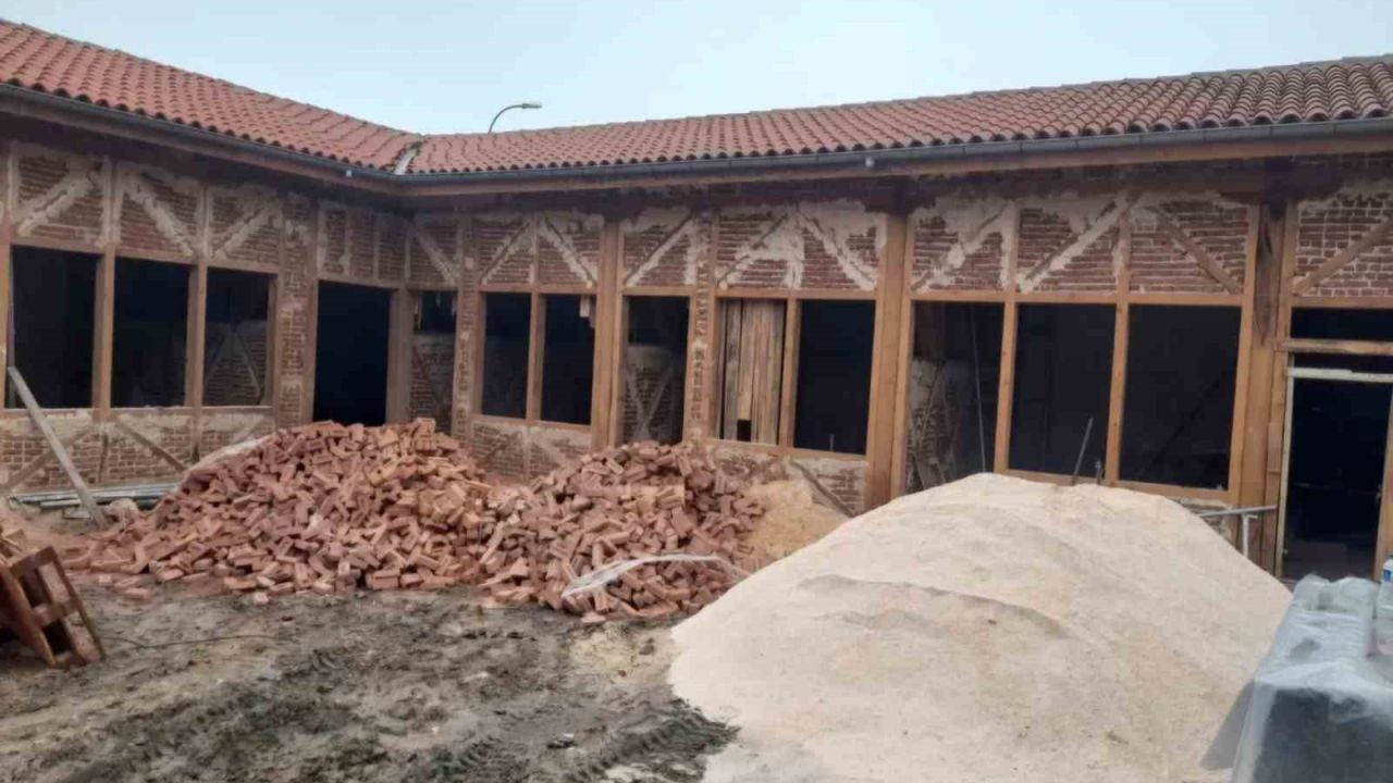 Tarihi Emet Hanı’nda restorasyon çalışmaları sürüyor