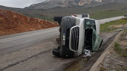 Taziyeye gidenleri taşıyan minibüs devrildi: 11 yaralı