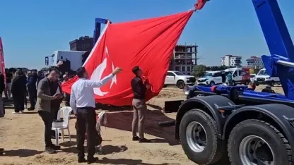 Temel atma töreninde bayrak hassasiyeti takdir topladı