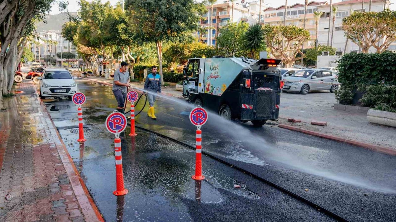 Temizlik işleri ekipleri Alanya’yı bayrama hazırlıyor