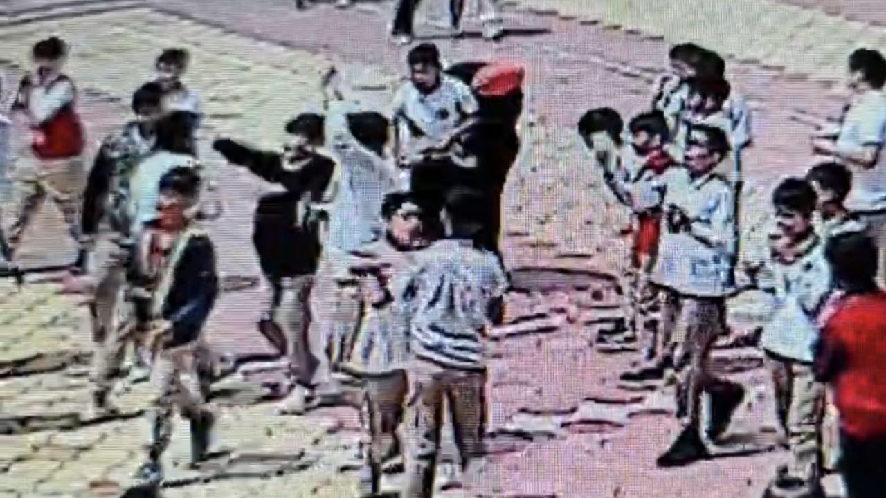 Teneffüste fenalaşan öğrenciye öğretmenden hayat kurtaran müdahale