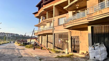Tır kablolara takıldı: Direkler devrildi, facia ucuz atlatıldı