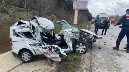 Tıra çarpan hafif ticari araç hurda yığınına döndü: 2 yaralı