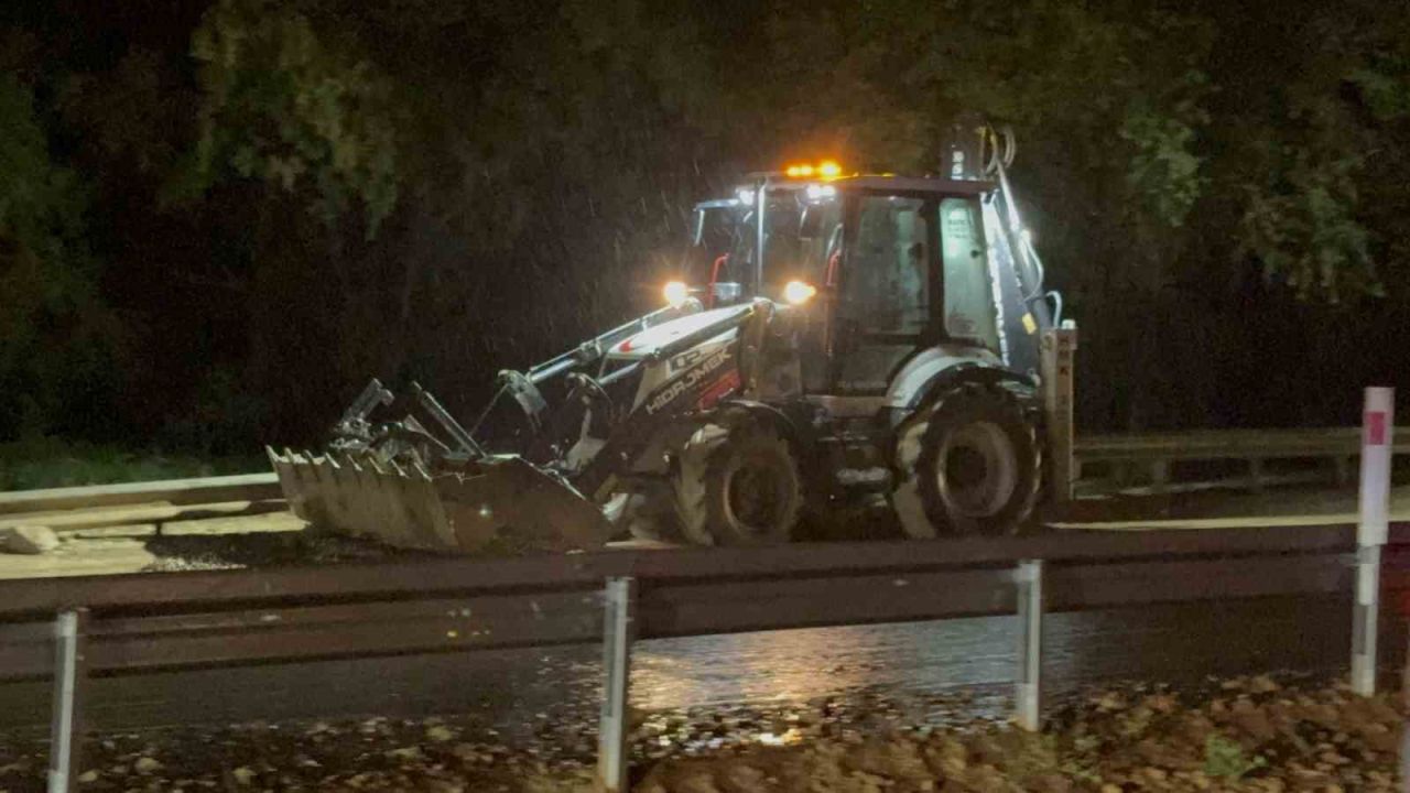 Tokat-Sivas kara yolu yaşanan taşkın nedeniyle kısa süreli trafiğe kapandı