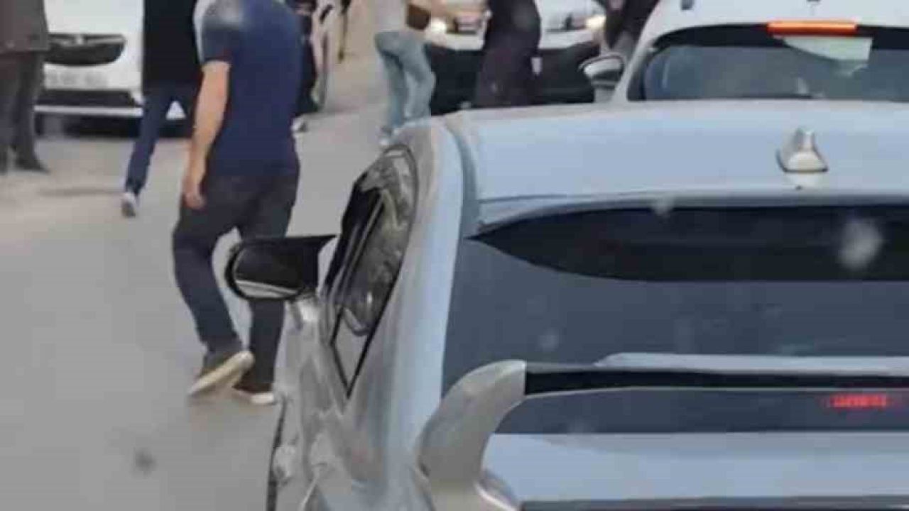 Trafikte döner bıçaklı kavga kamerada