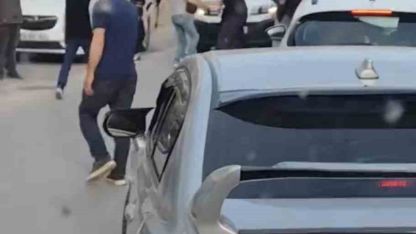 Trafikte döner bıçaklı kavga kamerada