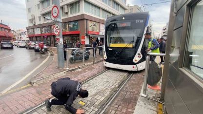 Tramvayın altına giren yavru kedi, yolcuları ve durak görevlilerini alarma geçirdi