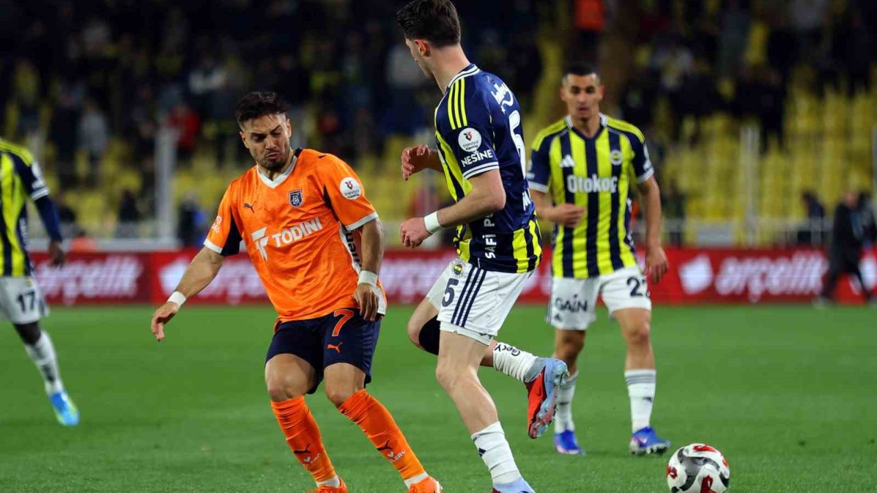 Trendyol Süper Lig: Fenerbahçe: 1 - RAMS Başakşehir: 1 (İlk yarı)