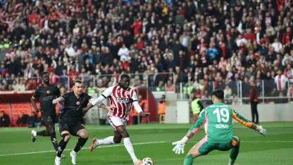 Trendyol Süper Lig: Samsunspor: 0 - Galatasaray: 1 (Maç devam ediyor)