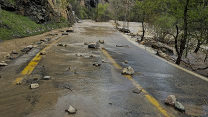 Tunceli’de taşkınlar sonrası hasar alan ilçe yolu ulaşıma kapandı