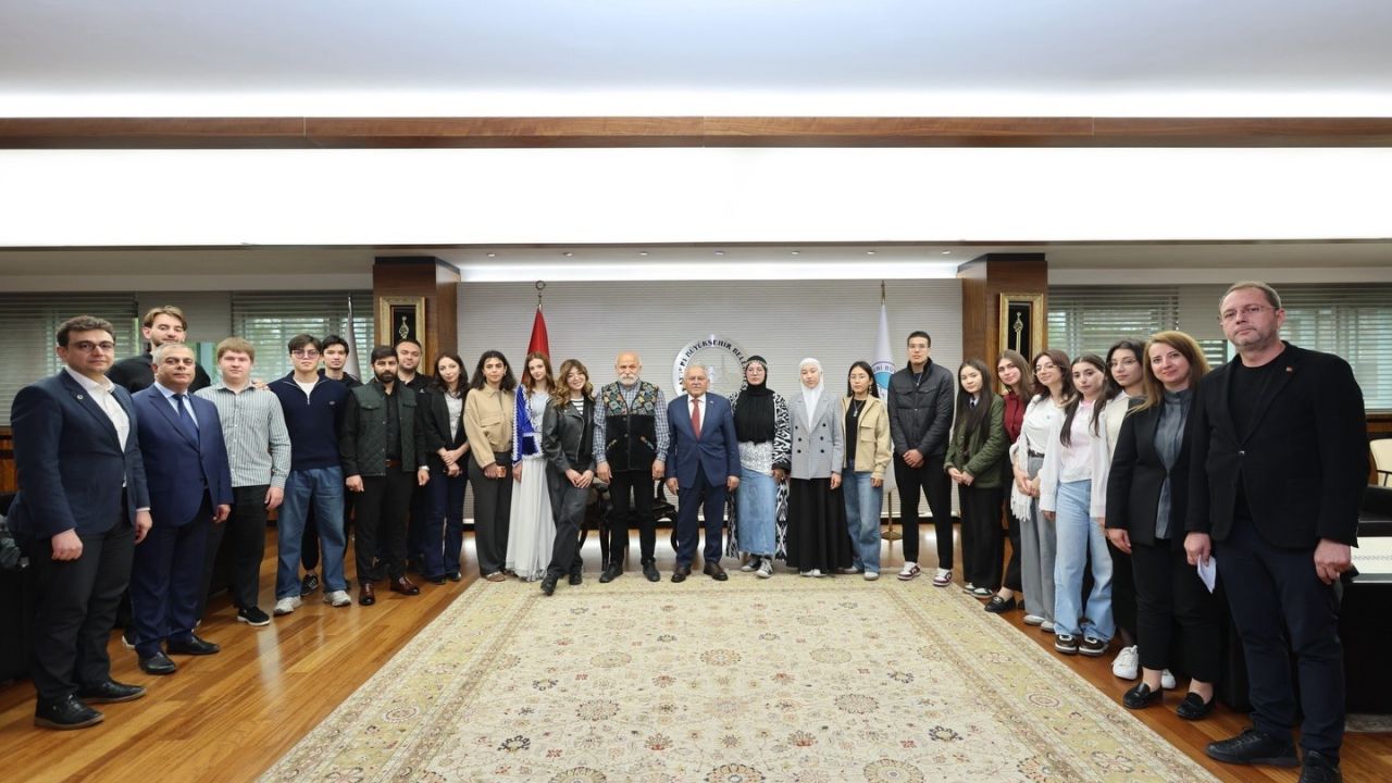 Türk Dünyası gençleri, Kültür Başkenti Kayseri’de Başkan Büyükkılıç’ı ziyaret etti