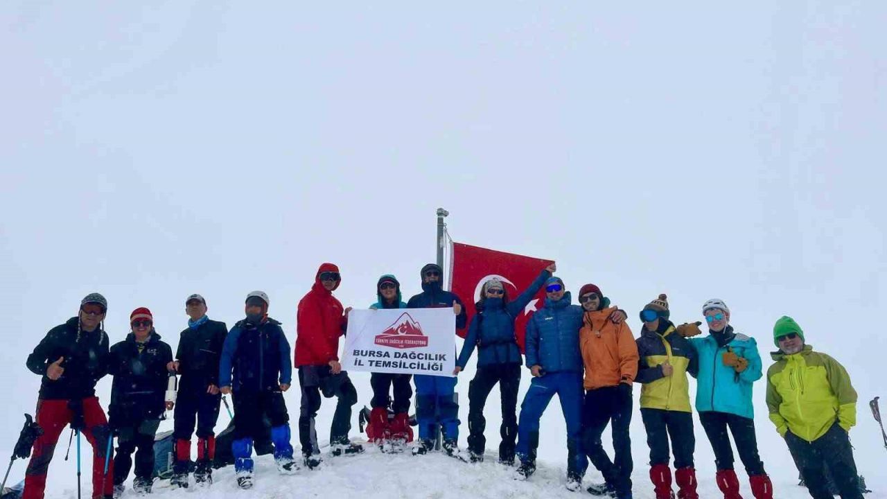 Uludağ’da mayısta kar sürprizi: 2 metre karda Türk bayrağı dalgalandı