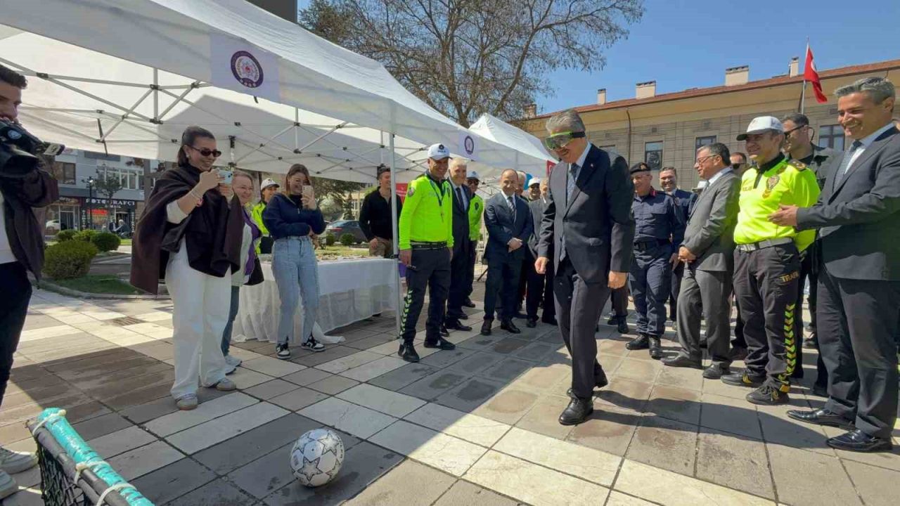 Vali Yılmaz alkol gözlüğünü taktı, futbol topunu kaleye göndermede hayli zorlandı