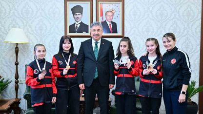Vali Yılmaz, sporcu Gülsena Karakuyulu ve öğrencilerini makamında ağırladı