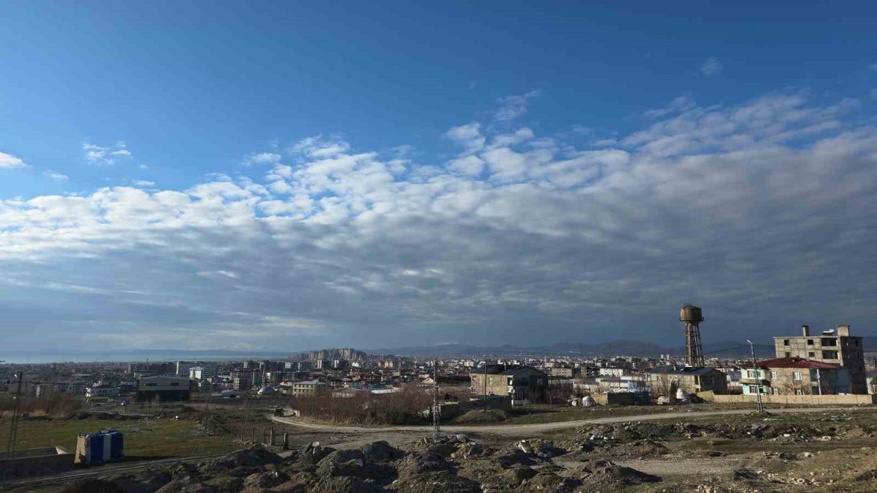 Van semalarında görsel şölen: Kümülüs bulutları ve Van Kalesi’nin muazzam uyumu