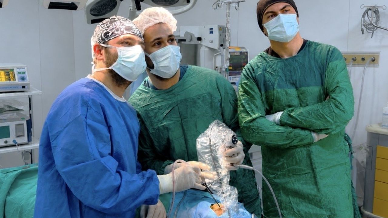 Van’da gebe anneye aynı anda hem sezaryen hem beyin ameliyatı yapıldı