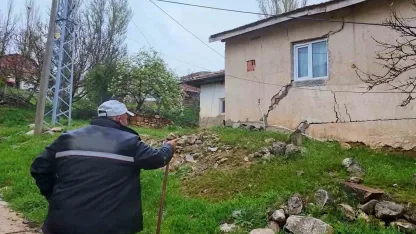 Yağış sonrası toprak kaydı, 9 yapı zarar gördü