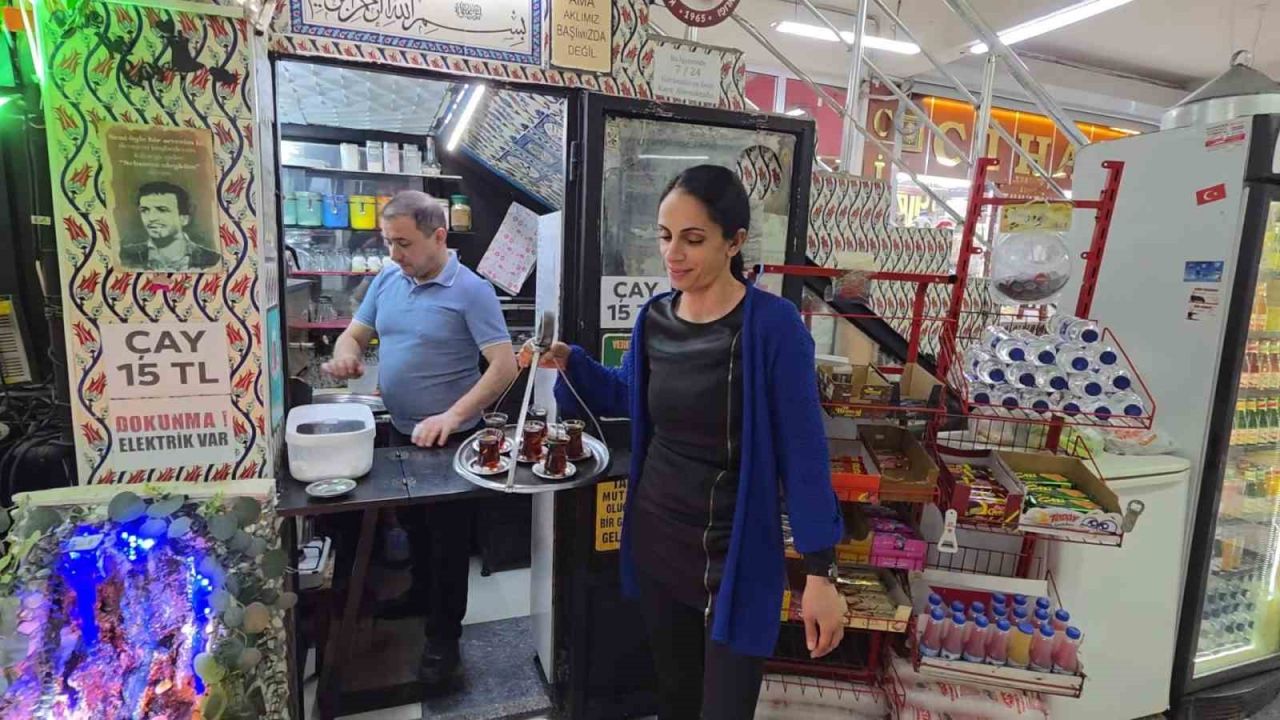 Yaklaşık 3 metrekarelik iş yerini sanat eseri niteliğinde bir mekâna dönüştürdü